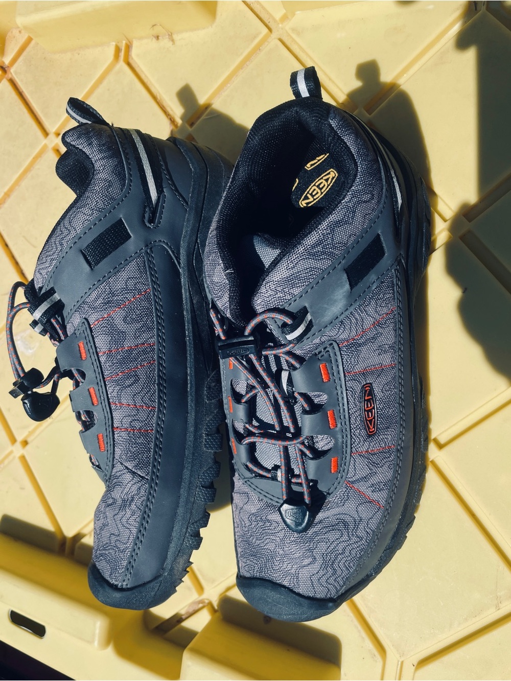 Keen Sz 4 Targhee Sport # 1026064 Gray All Terrain
Traction Bungee